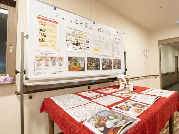 情報掲示物を配した空間