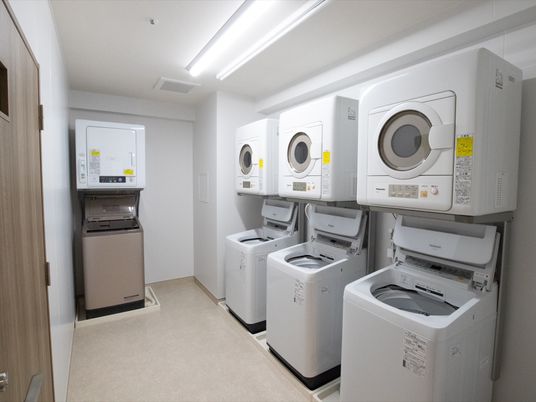 清潔な洗濯機並ぶ部屋
