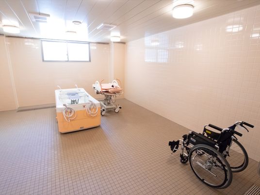 ゆったり浴室設備と車椅子