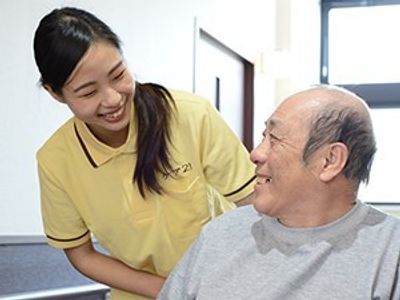 明るい笑顔の職員と入居者