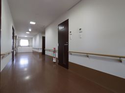 明るく広い廊下