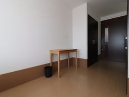 シンプルな洋室の一角