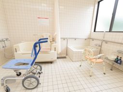 バリアフリーの明るい浴室