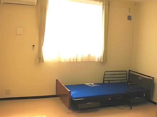 日差し入るシンプルな居室 