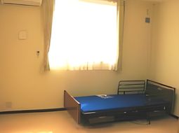 シンプルな居室の様子