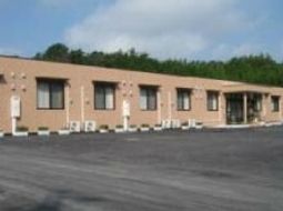 広々した駐車場の建物