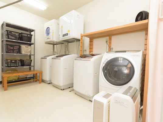 洗濯機と棚がある部屋
