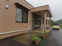 レンガ造りの建物エントランス