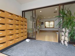 明るいエントランス風景