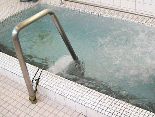  きれいな設備の浴室 
