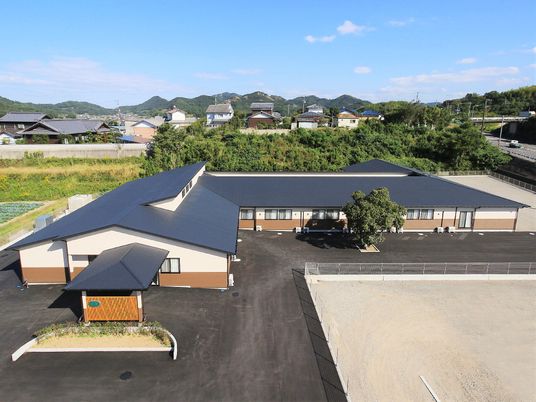 広々とした施設外観