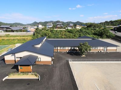広々とした施設外観