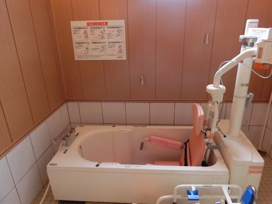 バリアフリー対応の浴室 