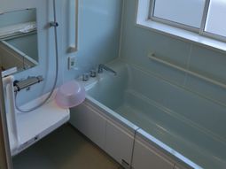 安全手すり付き浴室