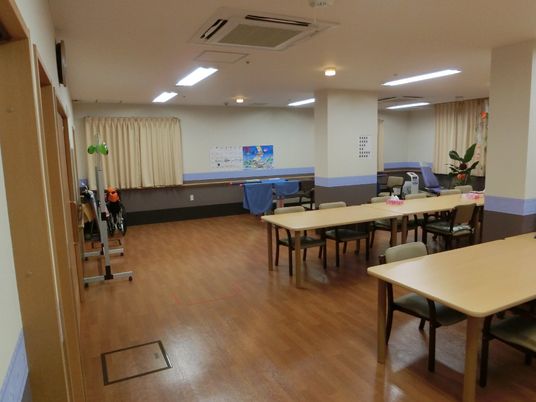  広々としたリハビリルーム  