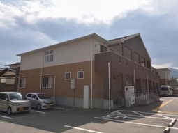 明るい日差しの建物外観