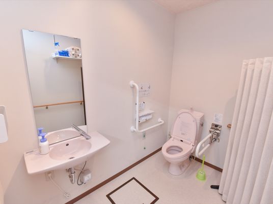 バリアフリー設計のトイレ