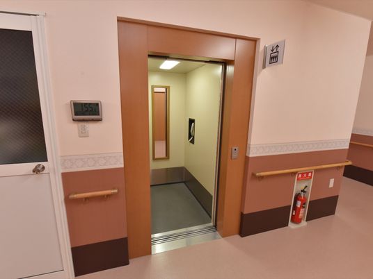 廊下に設置されたエレベーター