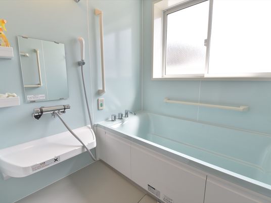 バリアフリー設計の浴室