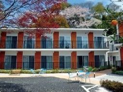 温かみのある外観の建物