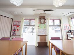 共用ダイニングの明るい空間