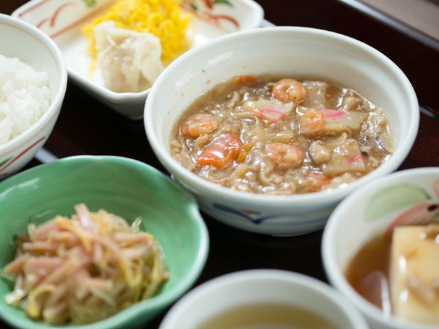 栄養満点の手作り料理 食事 彩りも鮮やかで栄養バランスを考えた手作りのお食事です。毎日の食事が楽しみになるような献立が用意されています。
