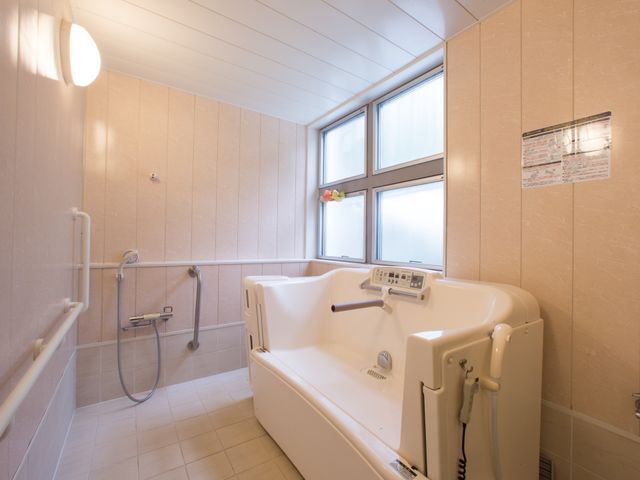 バリアフリー設計の浴室 浴室 手すり完備の快適浴室で、安心してご利用いただけます。清潔感のあふれる空間がお待ちしています。