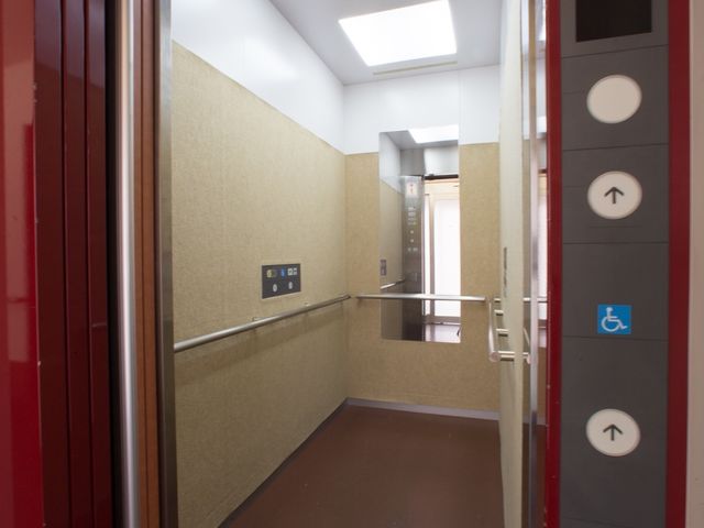 明るいエレベーター内部 エレベーター 広々としたエレベーターはバリアフリー設計で、どなたも快適にご使用いただけます。安心して就業できる環境が整っています。
