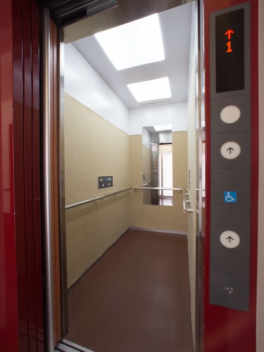 エレベーターには、車椅子をご利用の方も安心して乗っていただけるように、開放時間が長く設定されているボタンが付いている。
