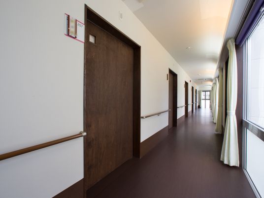 廊下は白い壁に、床、手すり、居室扉をこげ茶色にし、すっきりとした印象で見通しが良い。各居室前に大きな窓を完備し、カーテンを設置している。