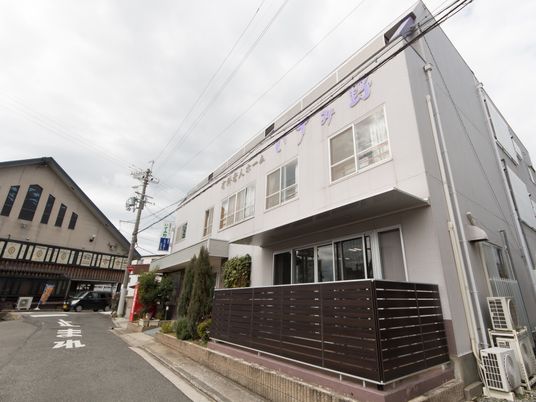 白い建物の外観