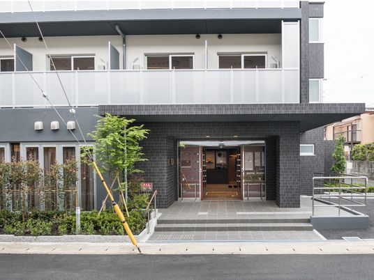 シックな外観の建物エントランス