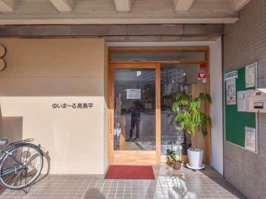 明るい入り口と掲示物