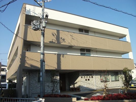 清潔感のある建物エントランス