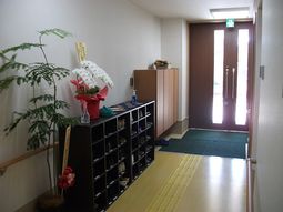 明るいエントランス風景