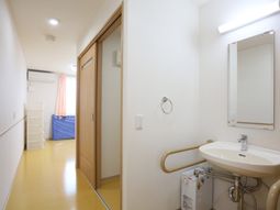 手すり付きの明るい廊下