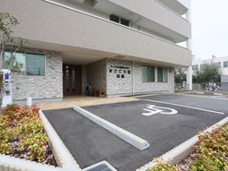 新しい建物のエントランス