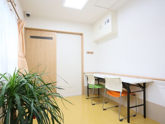 明るい採光の休憩室