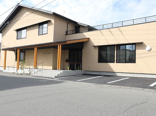 ベージュの建物の外観