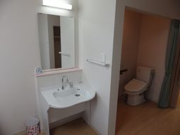 洗面台とトイレのある部屋