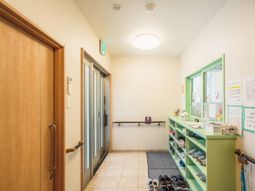 明るい受付エリアの内観