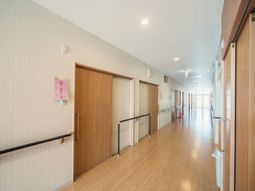 清潔感ある明るい廊下