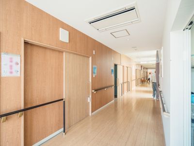 明るい施設の廊下