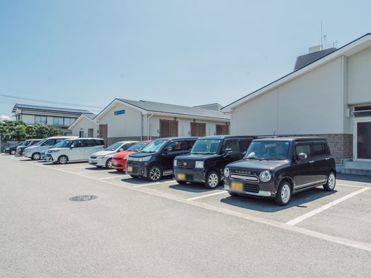 施設前の駐車場風景