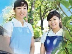 笑顔のスタッフ二人立ち