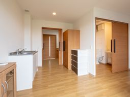 明るい居室の内観