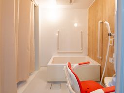 バリアフリー設計の浴室