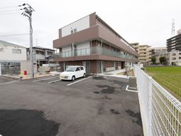 新築らしい外観の建物