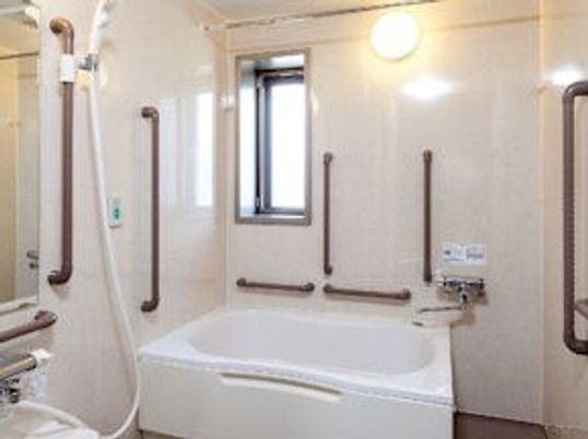 バリアフリー設計の浴室