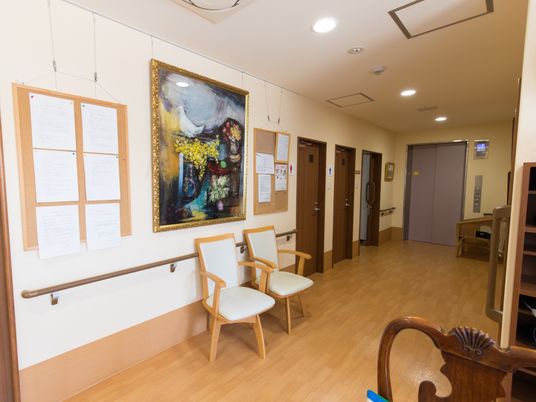 廊下のアートと掲示物